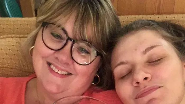 Gyászoló édesanyát kísérti lánya gyilkosa