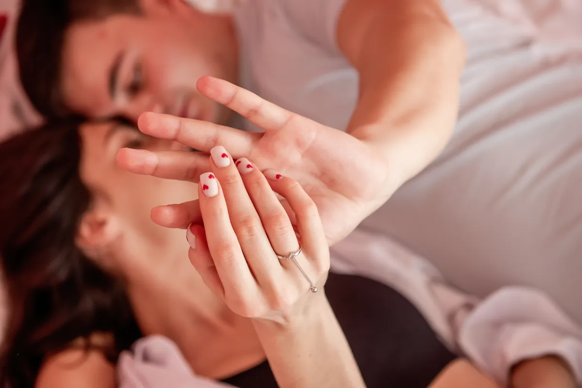 Valentin-napi körmöt viselő nő.