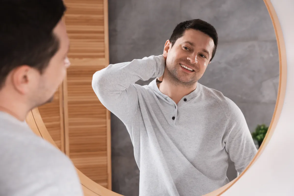 Egy nárcisztikus férfi nézegeti magát a tükörben.