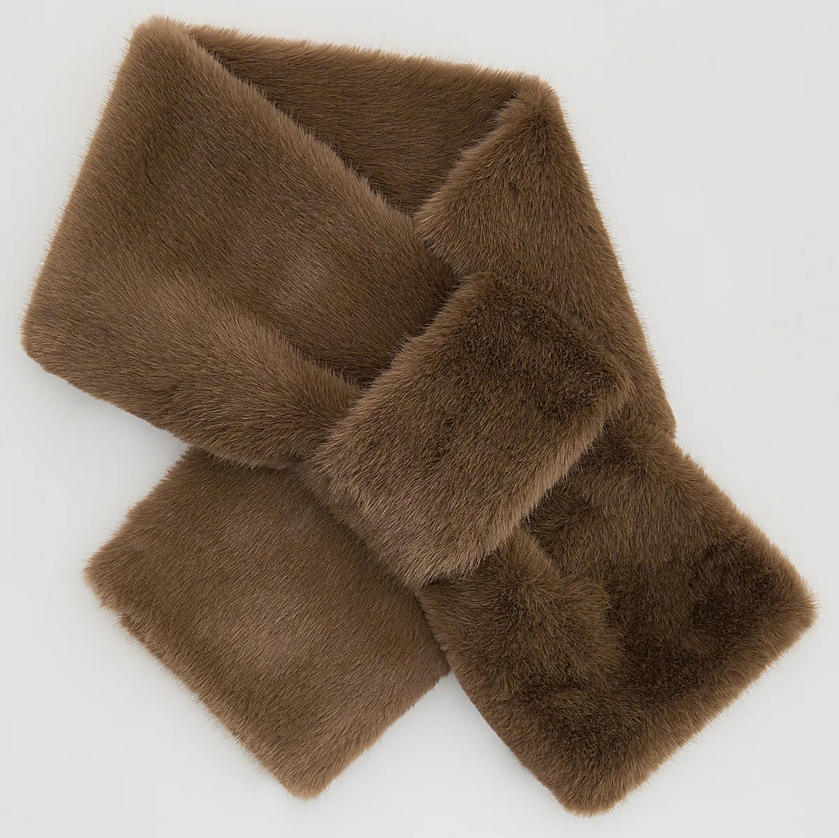 Téli kiegészítő: szőrmés sál.