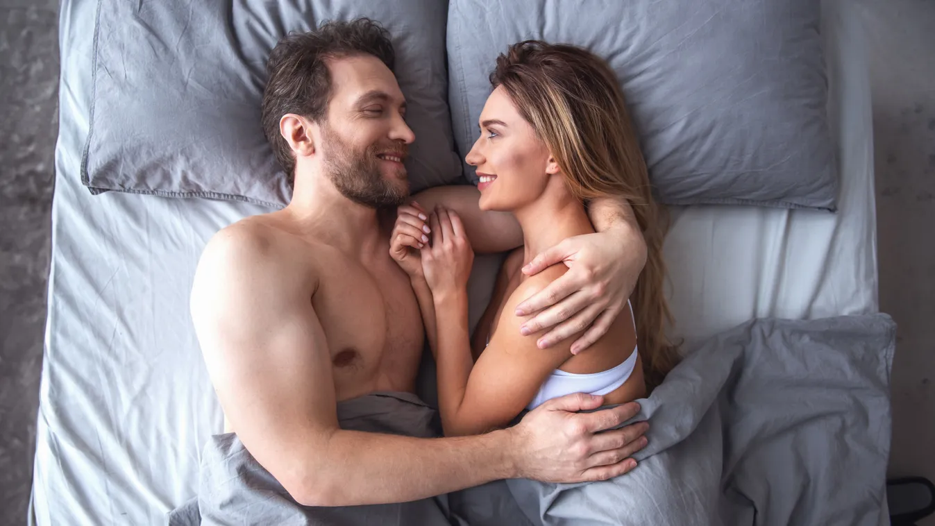 Együttlét után összebújó pár.