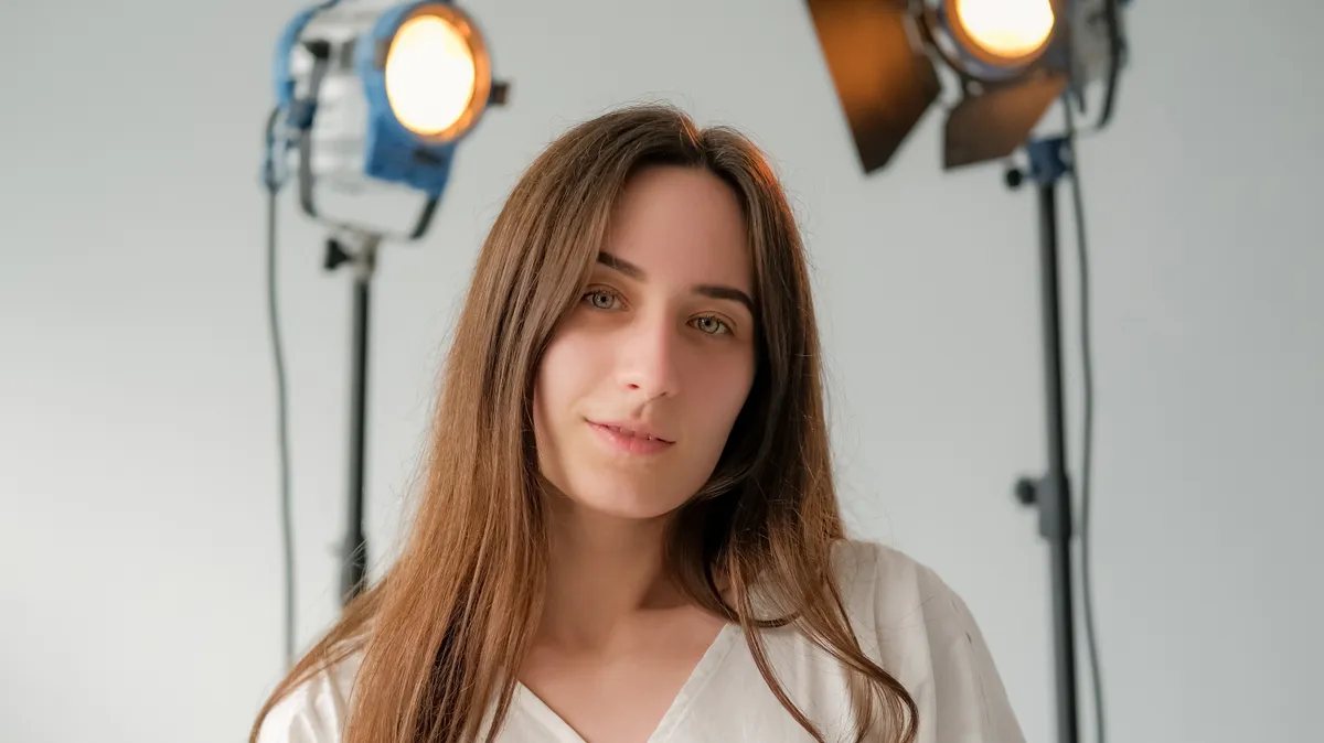 Önéletrajz fotót készítő fiatal nő