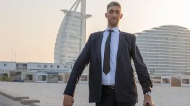 3 ágyon alszik a világ legmagasabb embere: ilyen az élet 251 centisen
