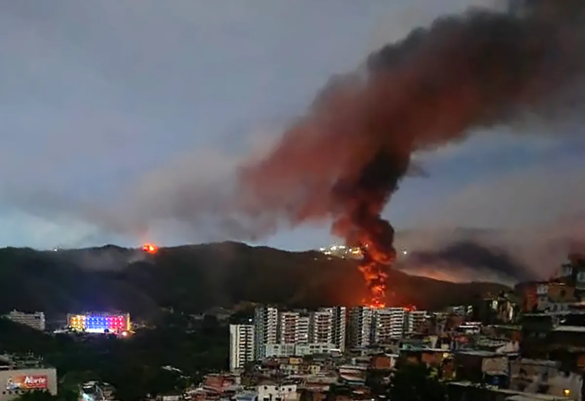 Caracas a légi csapás idején. Lángok és füstoszlop a városban.