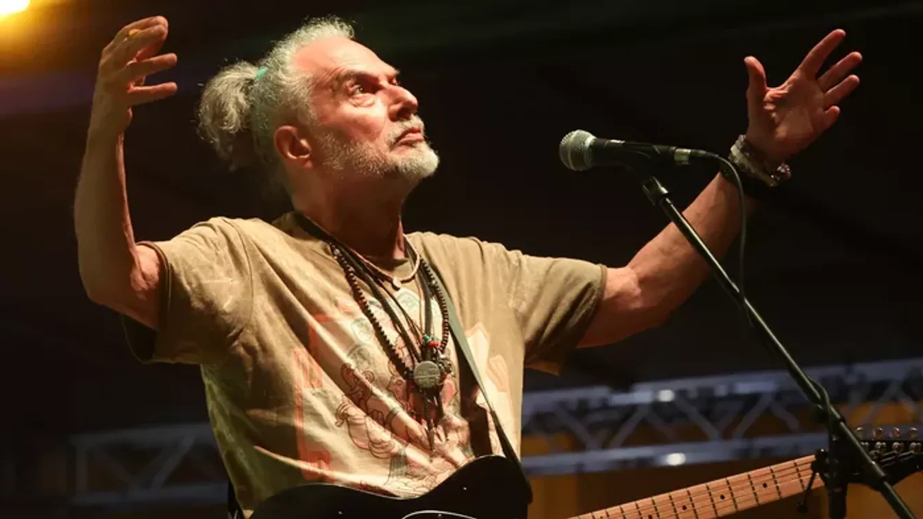 Laár András egy törzset alapított a világtól távol: „Rendkívül szeretek fát hasogatni, megrakni a kályhát”