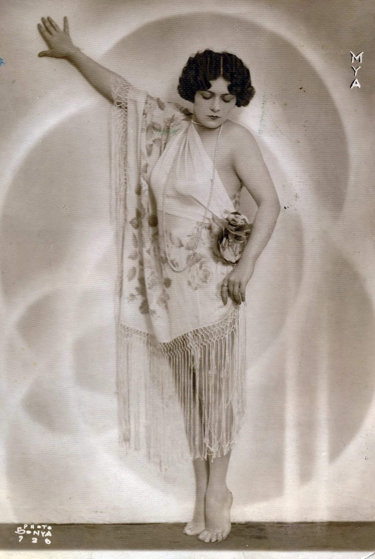 Budapest legendás orfeumai egzotikus előadóművészeket foglalkoztattak. 