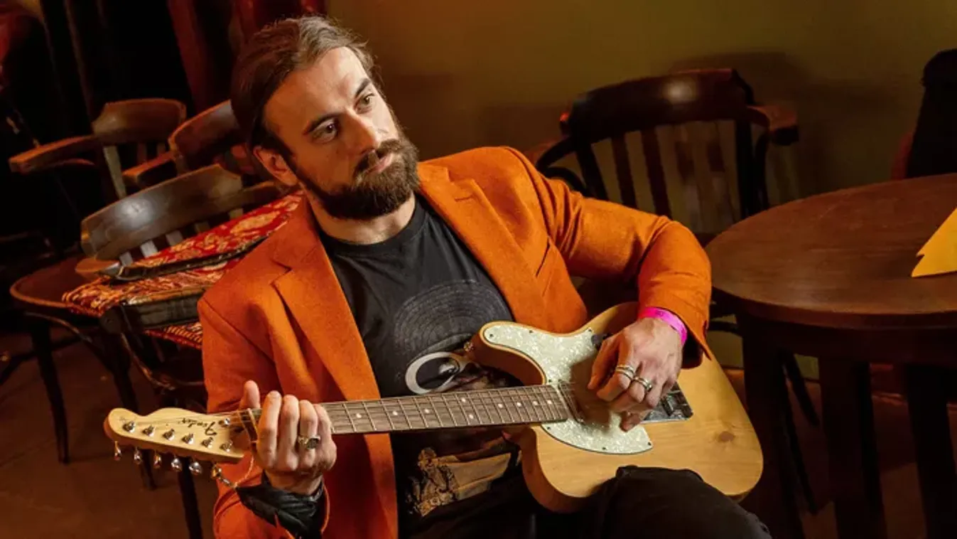 Kádár L. Gellértet megfürdették és eláztatták Dobó Katáék