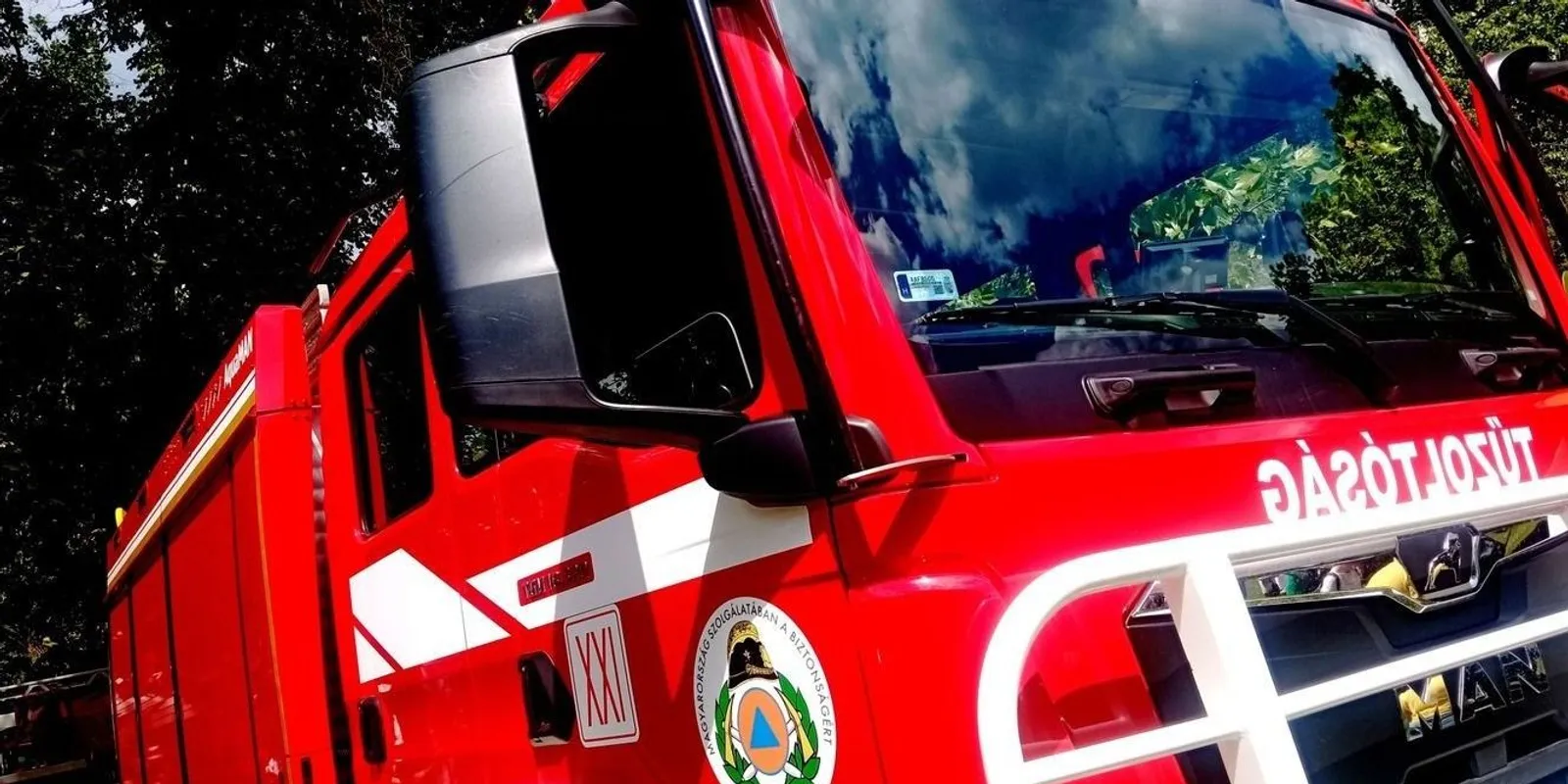 Hatalmas erejű tömegbaleset történt, most mentenek