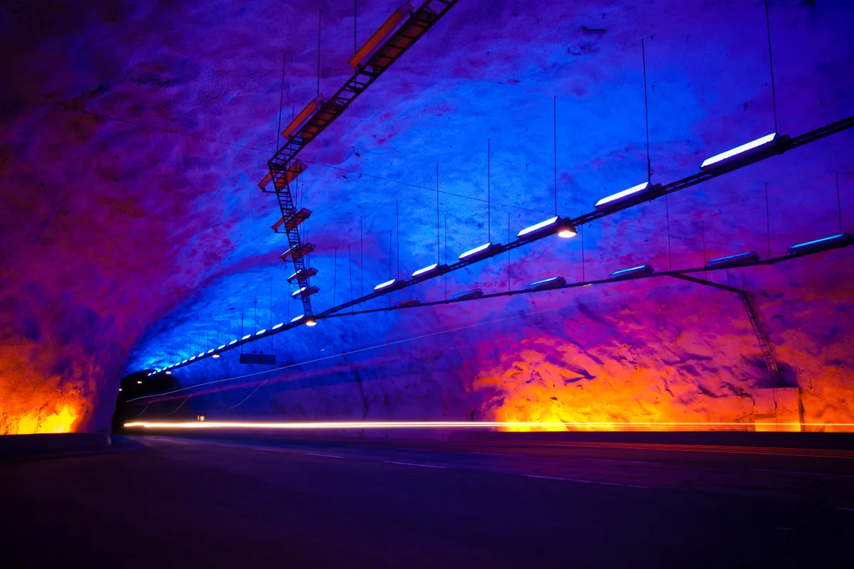 A Lærdalstunnelen falait különböző színű megvilágítással látták el, hogy oldják a monotonitást.