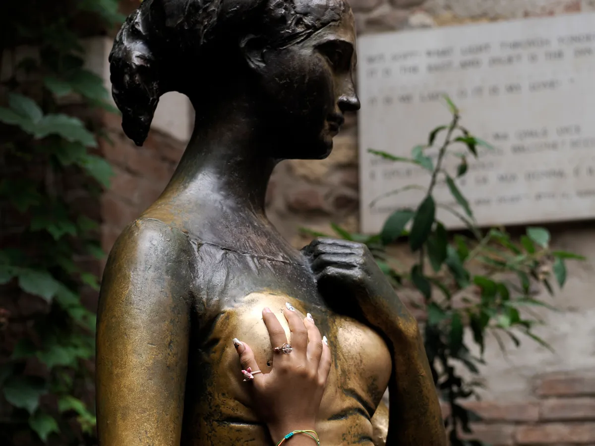 2025 turistabotrányok: ezek közé tartoznak a műemlékrongálások is, mint például Júlia mellének fényesre simogatása.