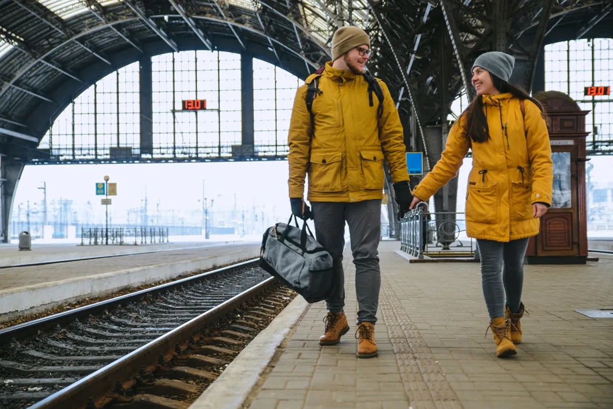 Tömegközlekedés olcsóbban: így élvezi egy fiatal pár.