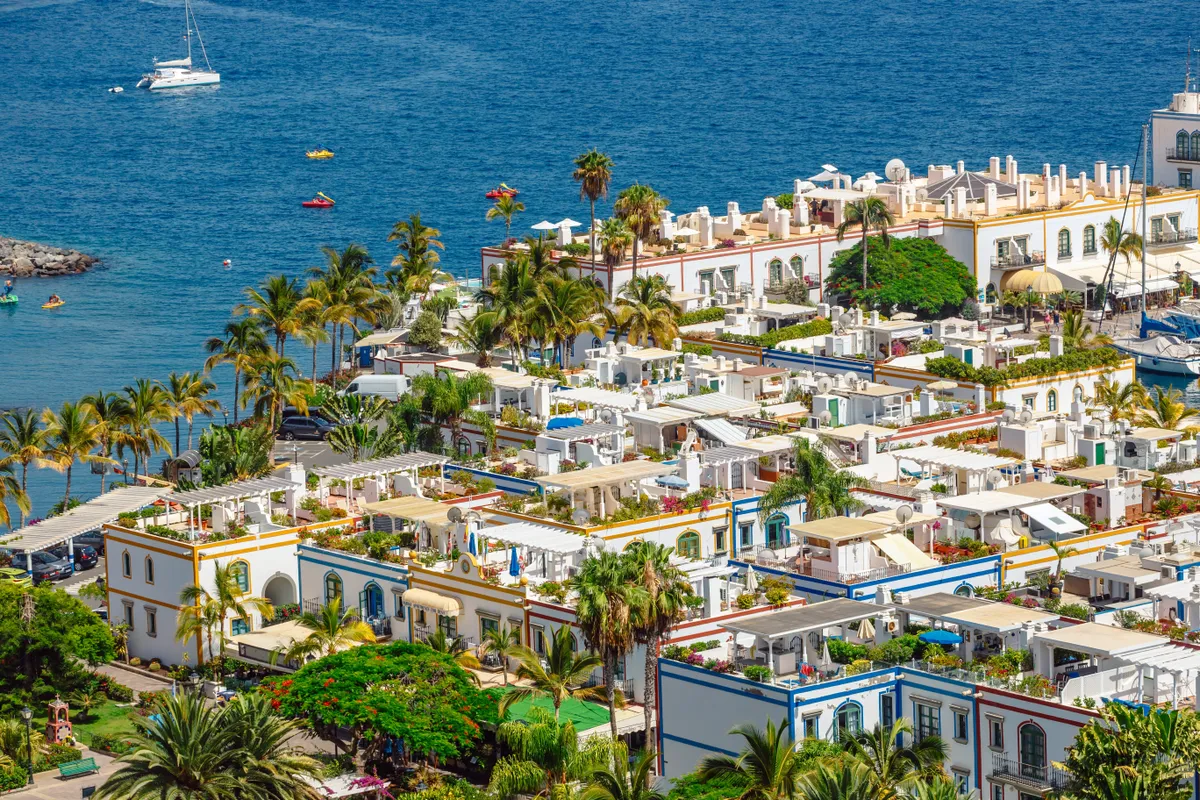 A tengerparton elterülő Gran Canaria-i Puerto de Mogan jellegezes, egységes építészete.