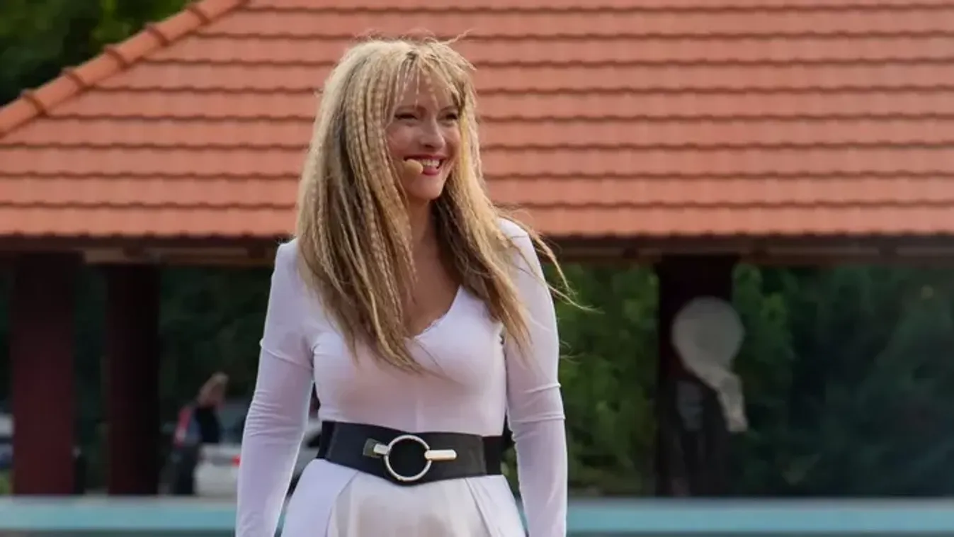 Pánik a szállodában: Lezuhant a színpadról a 72 éves magyar énekesnő – Videó