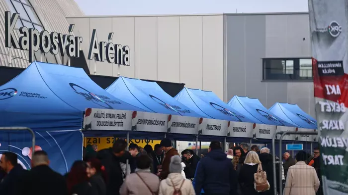 Háborúellenes Gyűlés: így áramlik a tömeg