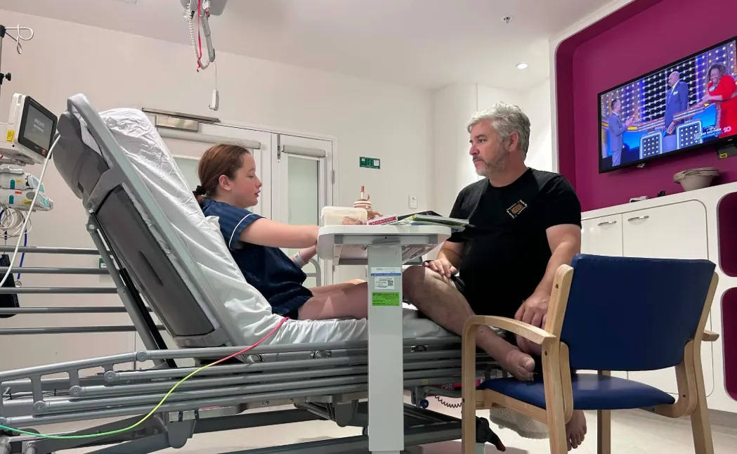  13 éves Maddie és apja Mick most diagnózisuk miatt együt esnek át kezelésen