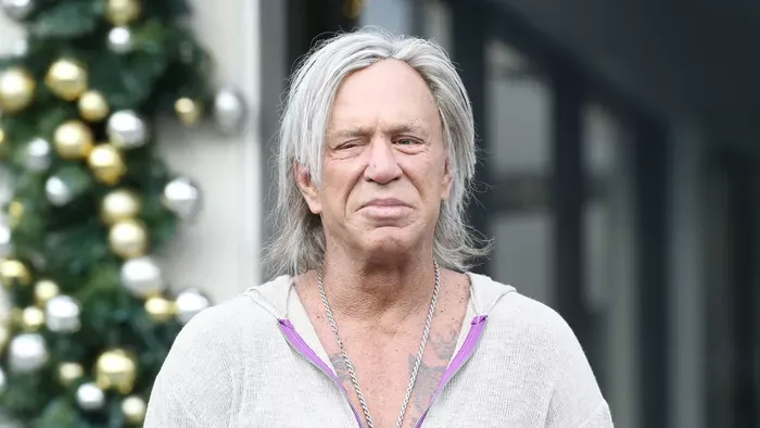 Sokkban a rajongók, kilakoltatás szélén áll a szupersztár