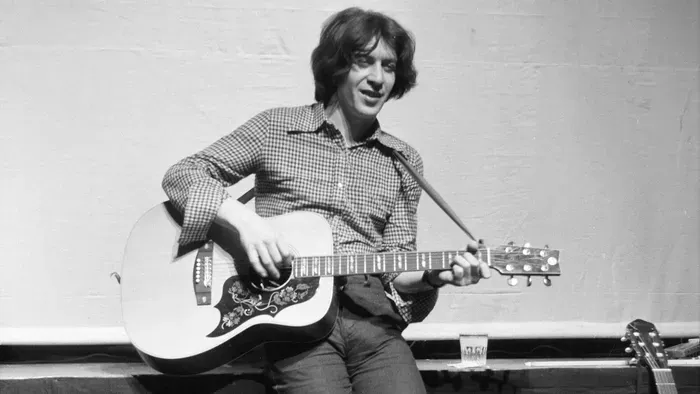 „A dalszerzés egy szeretkezés” – 83 éve született Cseh Tamás