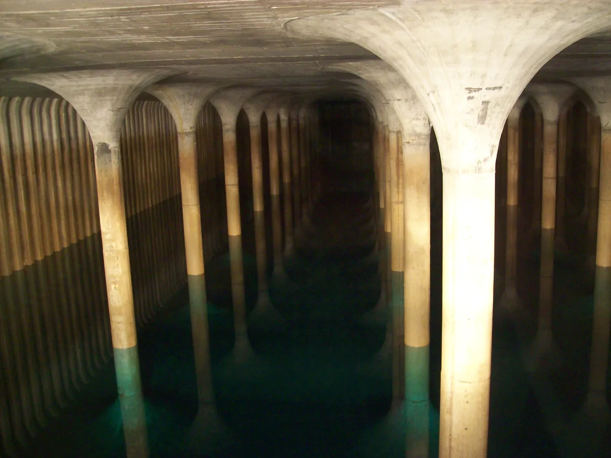 A Gellérthegyi víztároló egyik medencéjének pillérjei.