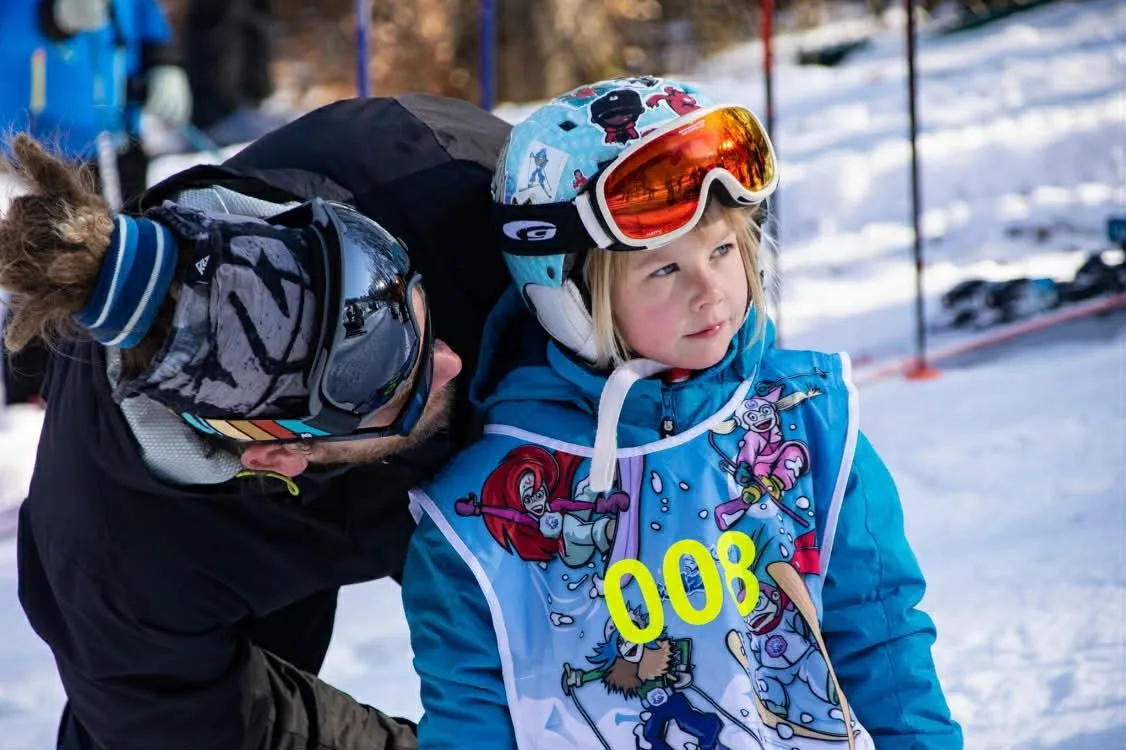 Zsigmond Tamás és kislánya síelés közben