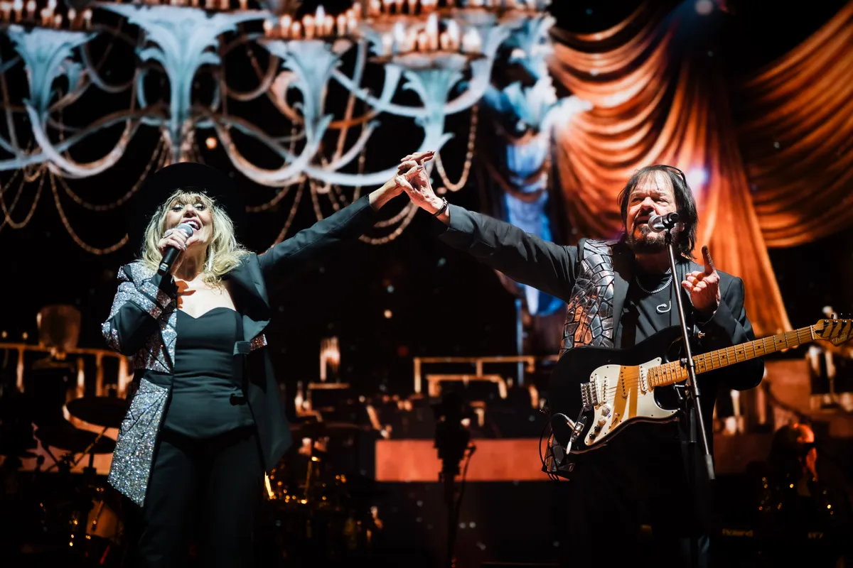 A Neoton két és fél órás koncerttel készült a szombat estére.