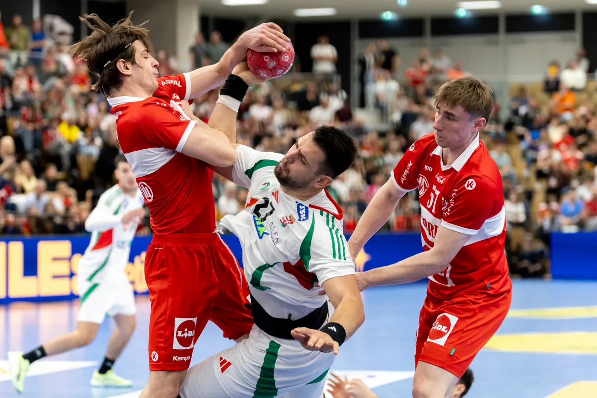 Bánhidi Bence (fehérben) kulcsember lehetne a kézilabda-Eb-n