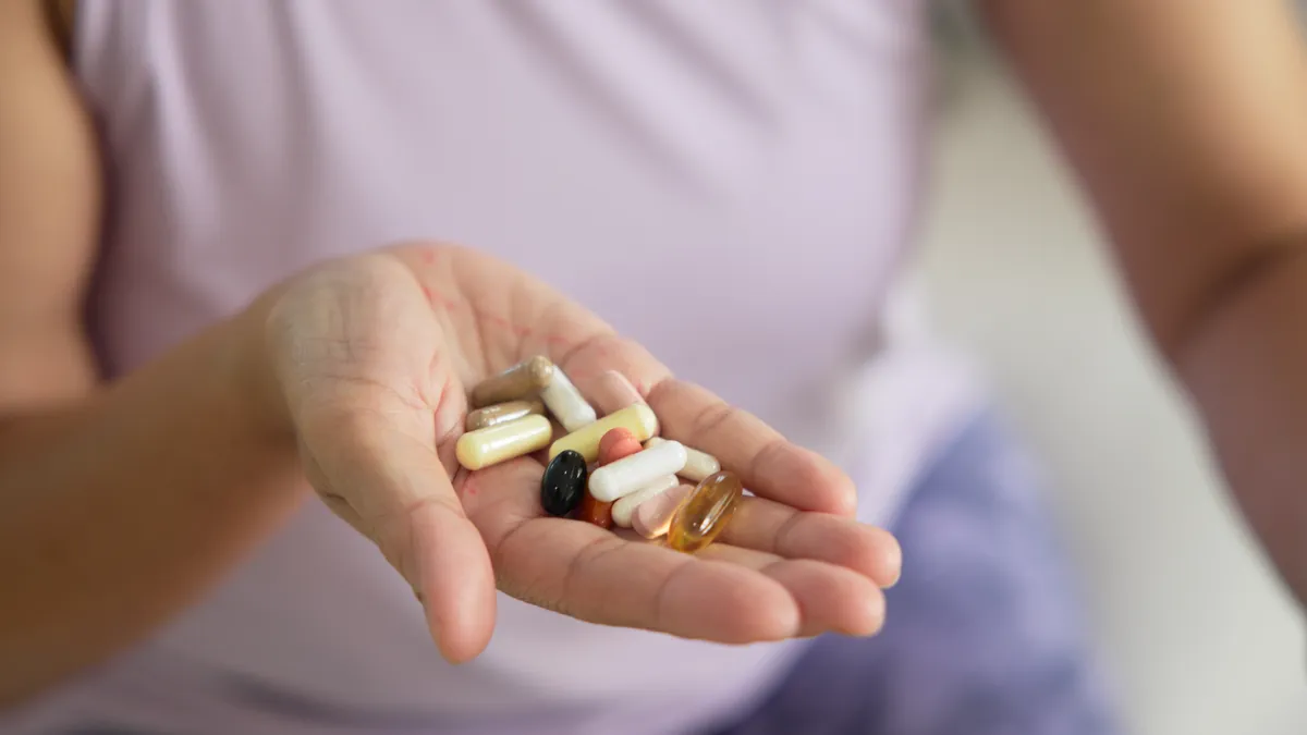 Bőrszépítő vitaminokat szedő nő.