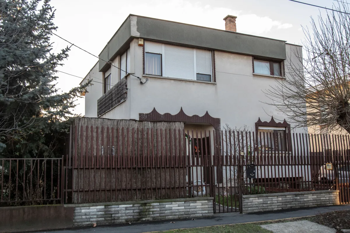 Zámbó Jimmy háza az utcafrontról. 