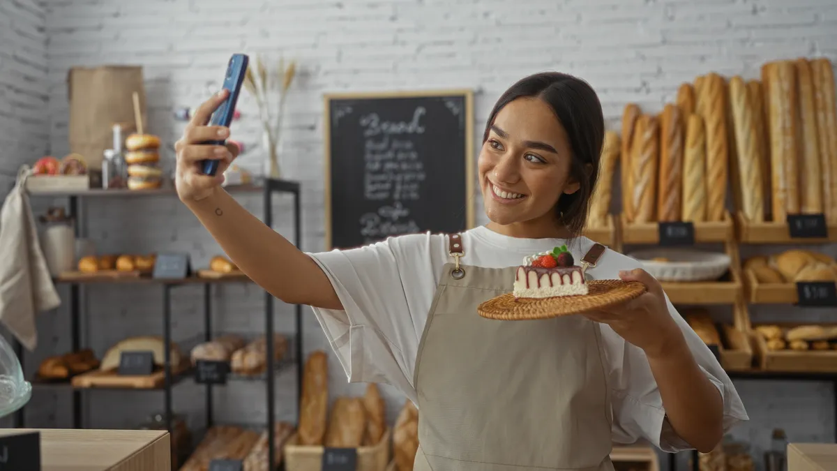Nárcisztikus selfiezik egy süteménnyel.