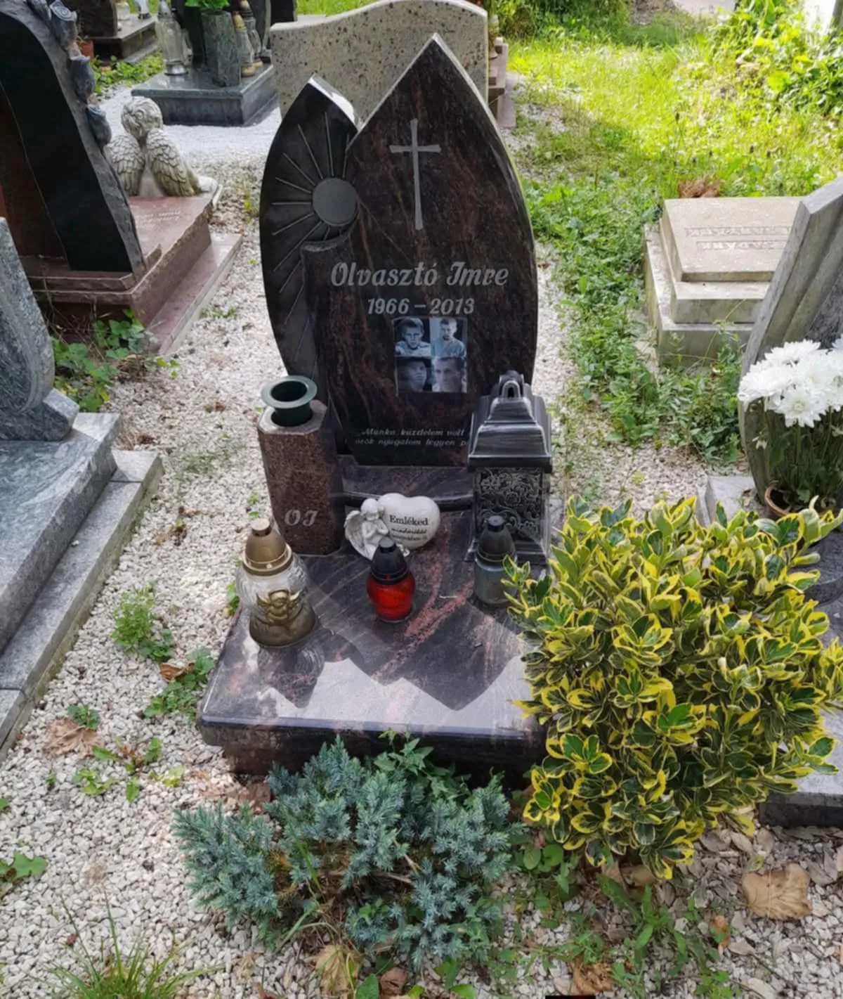 Olvasztó Imre sírja a Megyeri temetőben található,
