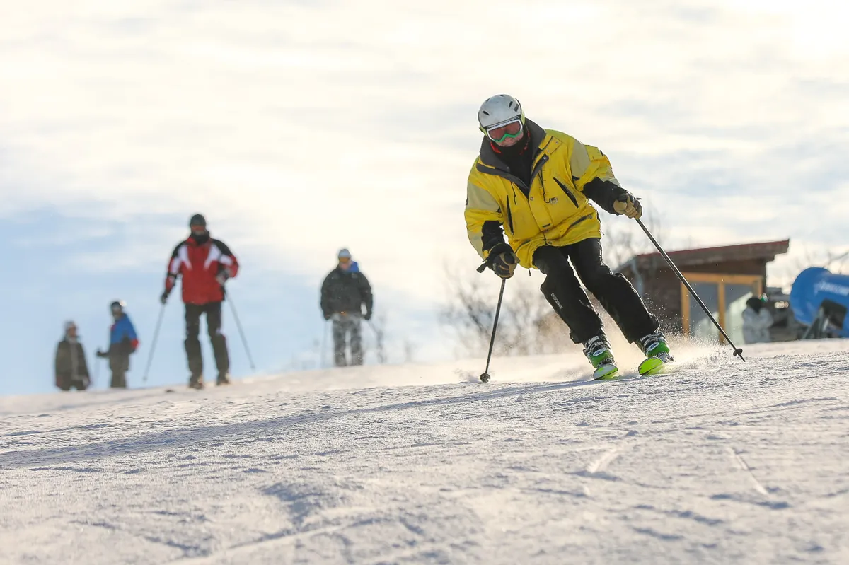 Eplényben síelők a lejtőkön.