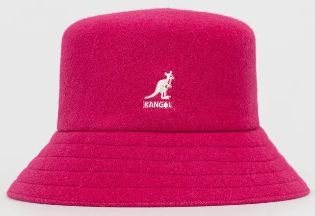 Téli kiegészítő: rózsaszín sapka. 