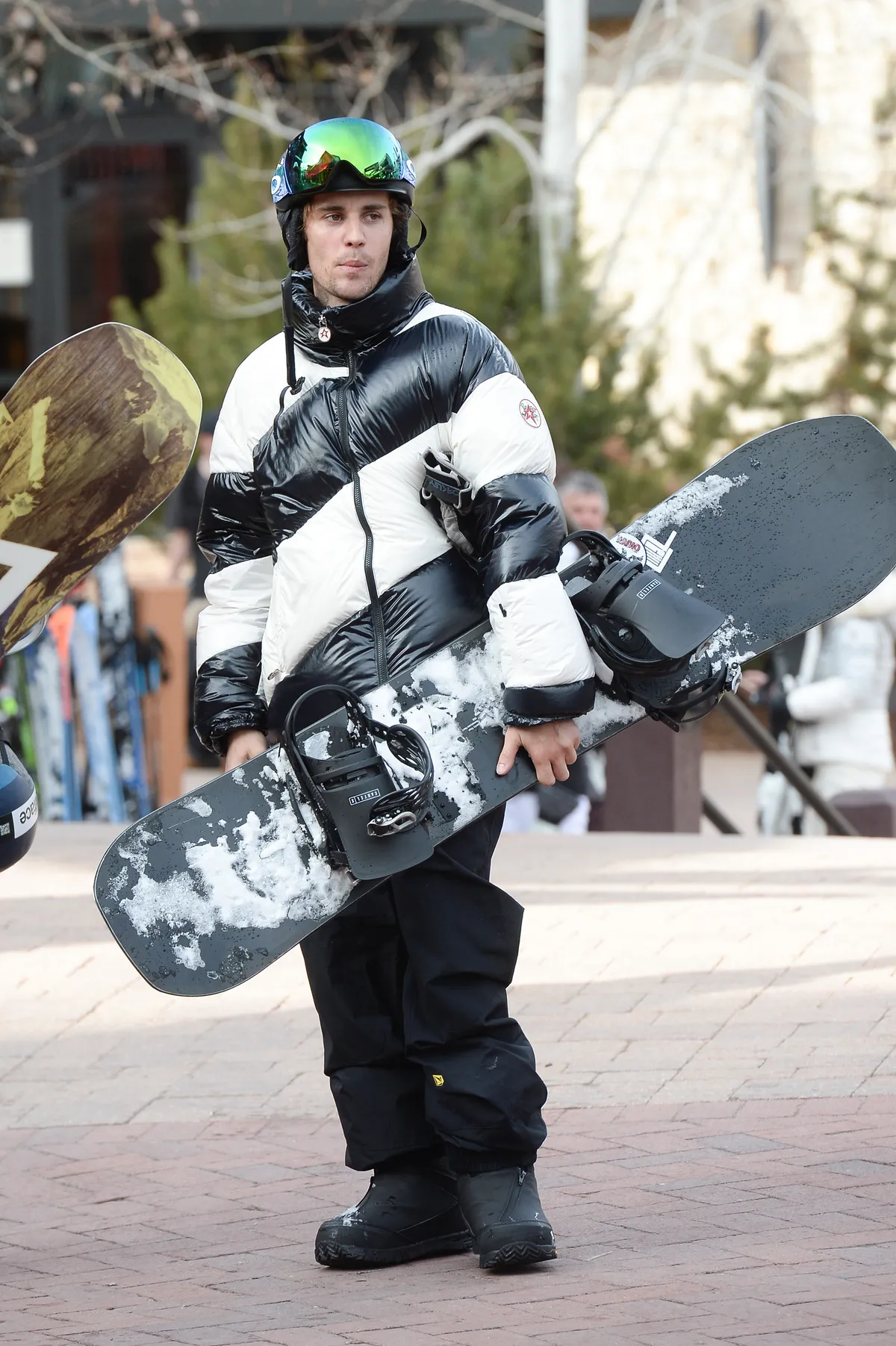 Justin Bieber snowboardozni jár Aspen-be, a sztárok kedvenc síparadicsomába