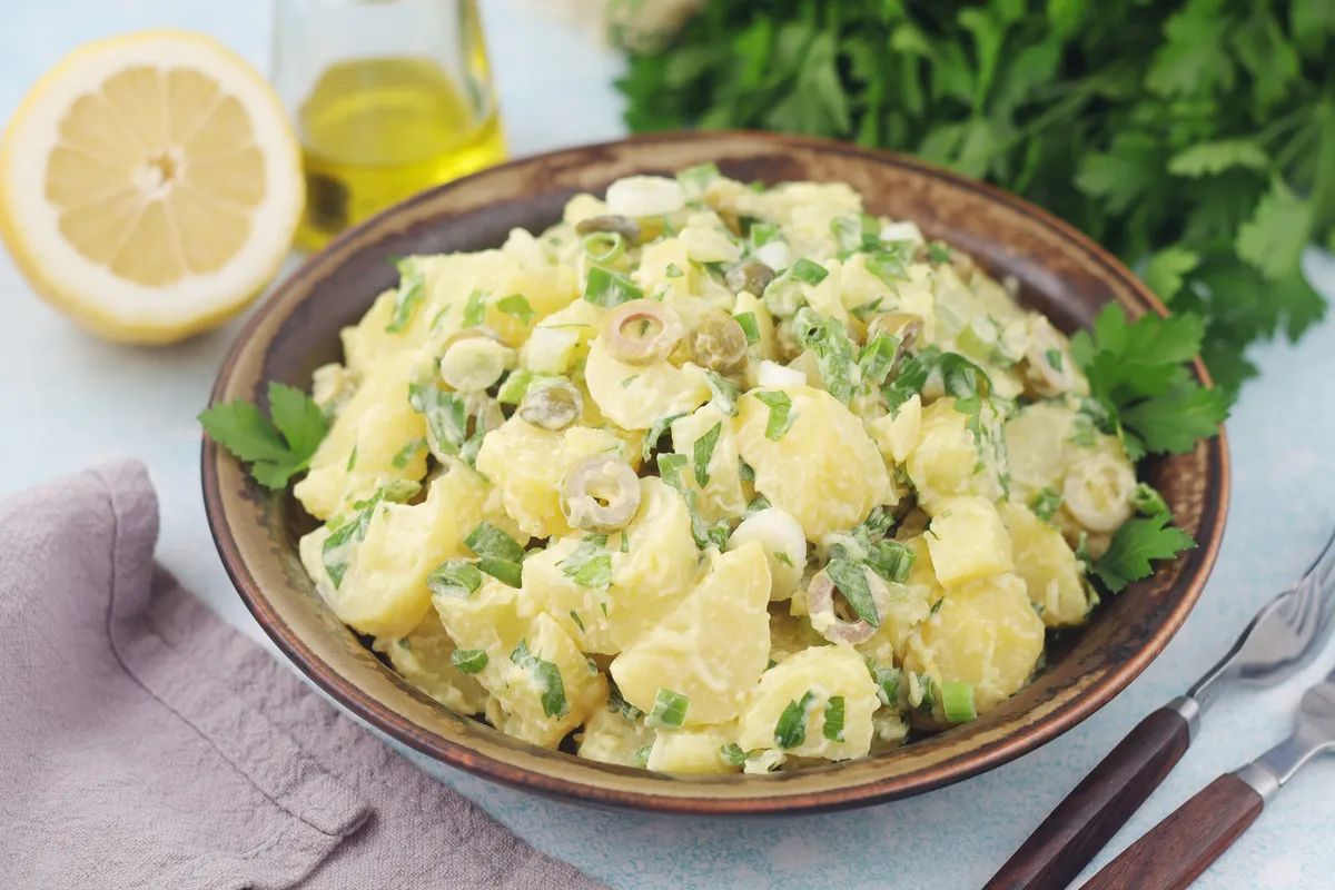 Diétás krumplisaláta joghurtosan, zöldfűszerekkel.