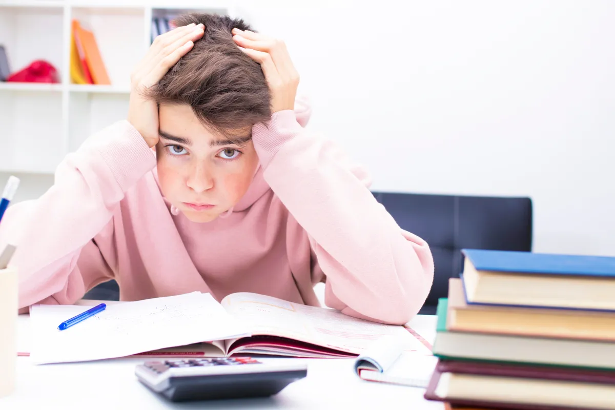 A problémás diák az igazgatóhelyettes mellett egy másik diáktársát is bántalmazta