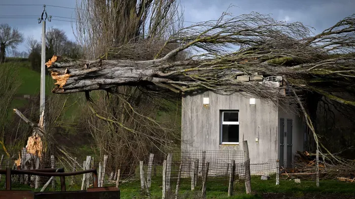 Káosz Európa-szerte: már halálos áldozata is van az ítéletidőnek