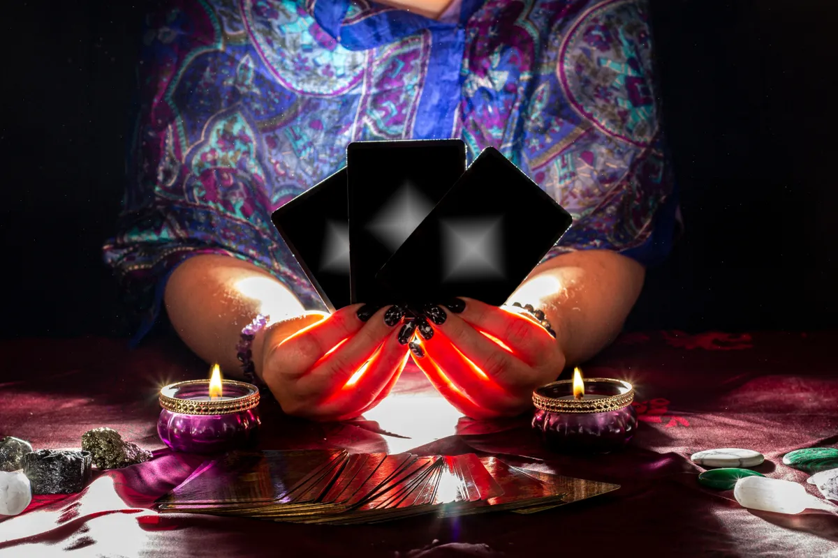 Jósnő cigánykártya vetés közben. 