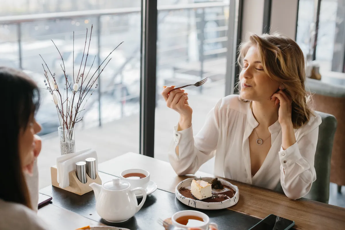 Evés teszt árulkodik a személyiségedről: Egy nő süteményt fogyaszt egy étteremben.