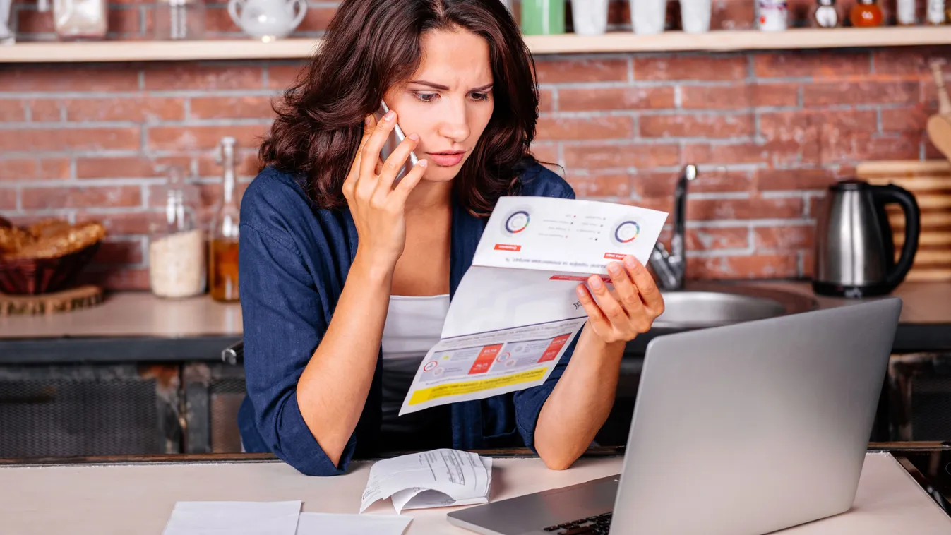 Rezsi miatt telefonáló nő, akinek fontos a spórolás