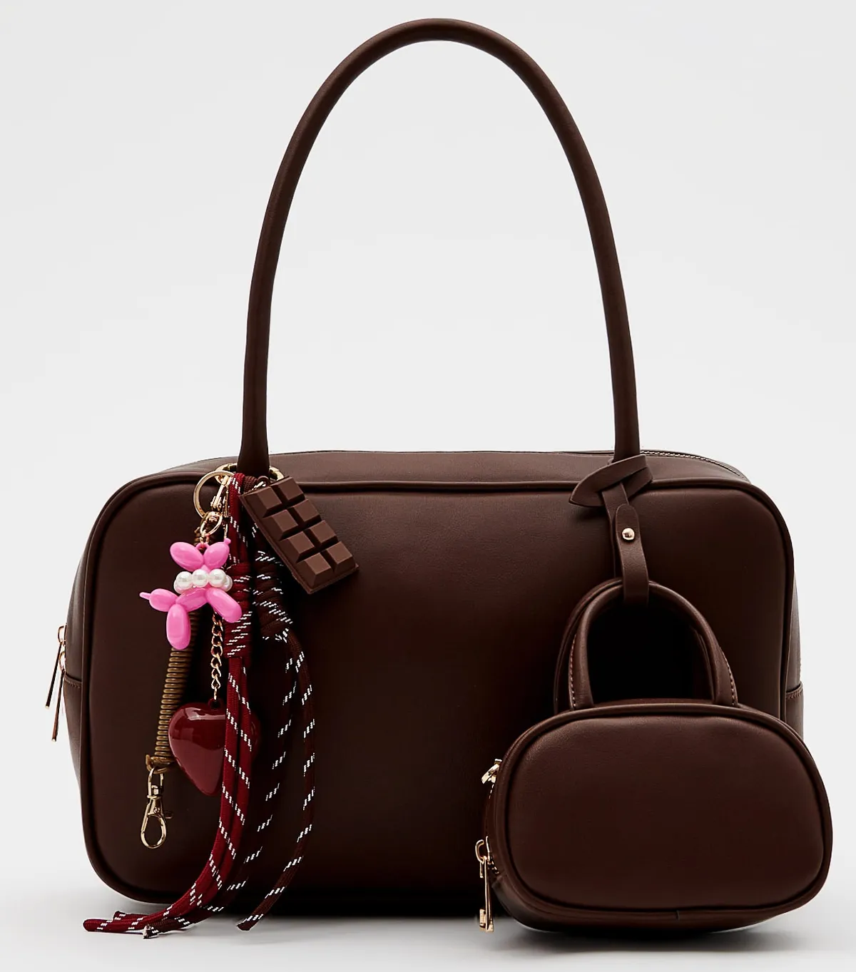 Karcsúsító tippek: táska díszekkel.