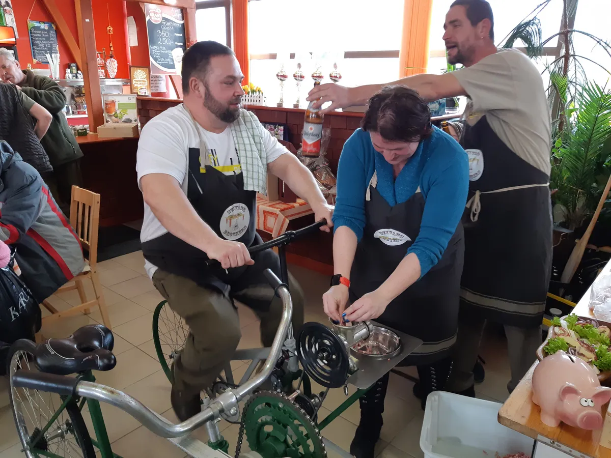 Hurka- és kolbászkészítés biciklivel