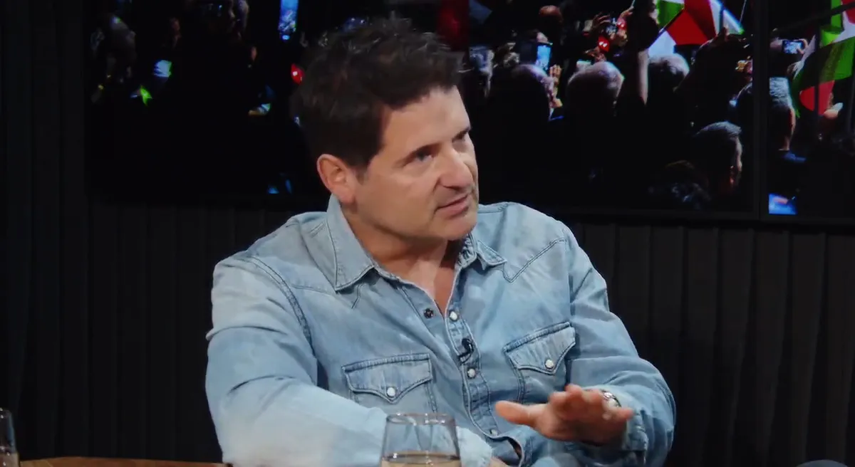 Háborúellenes Gyűlés előtt Hajdú Péter a Mandíner stúdiójában