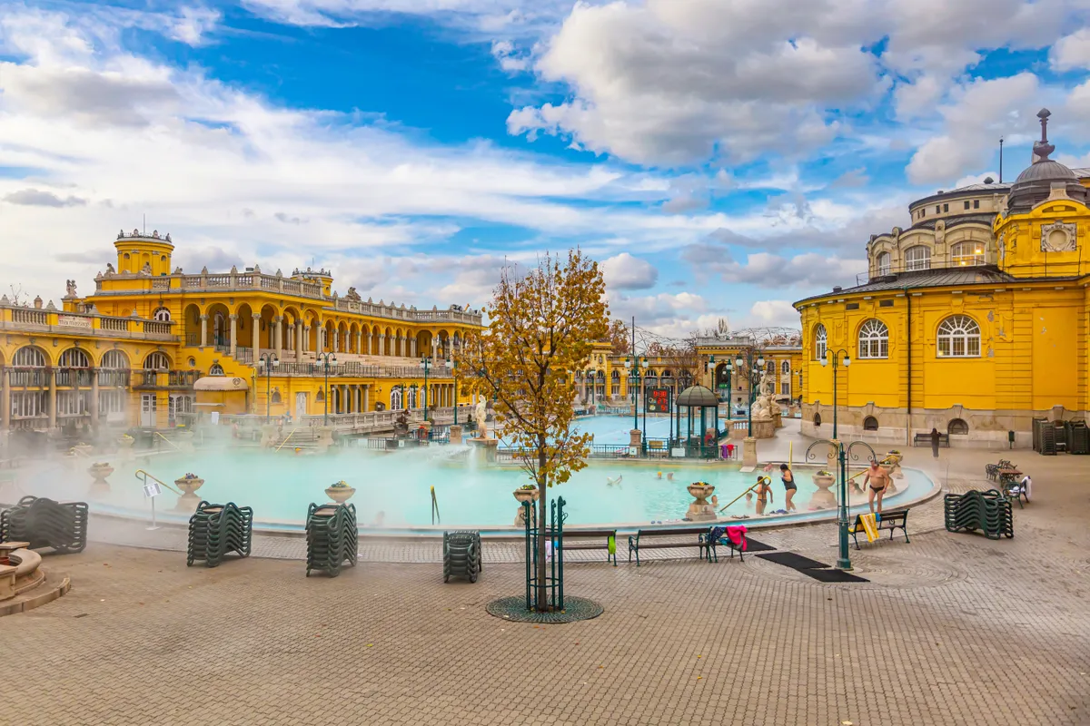 A Feltöltődés Hete - The Senses of Budapest programsorozat része a wellness- és fürdőprgram is, mint például egy nap a Széchenyi fürdőben.