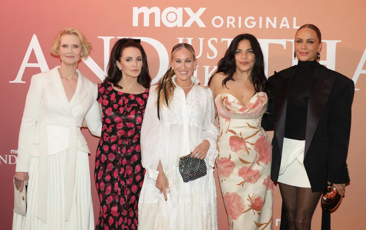 és egyszer csak... Première de la série "And Just Like That... - Saison 3" au théâtre du Lido à Paris