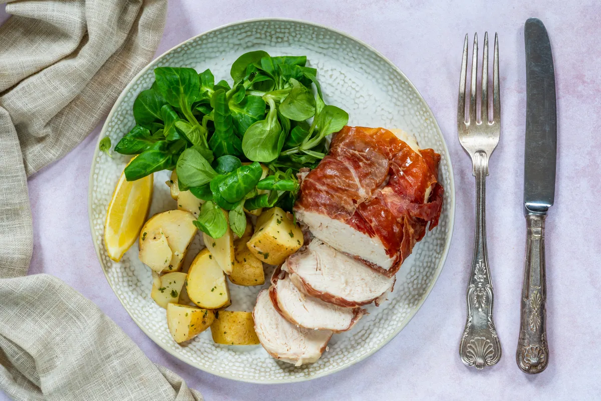 Diétás krumpli: Héjában főtt burgonya, roston sült csirkemell és madársaláta.