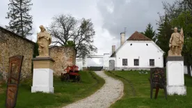 Bakonyi időutazás egy mesebeli faluban: ezért különleges élmény kirándulni Magyarpolányban