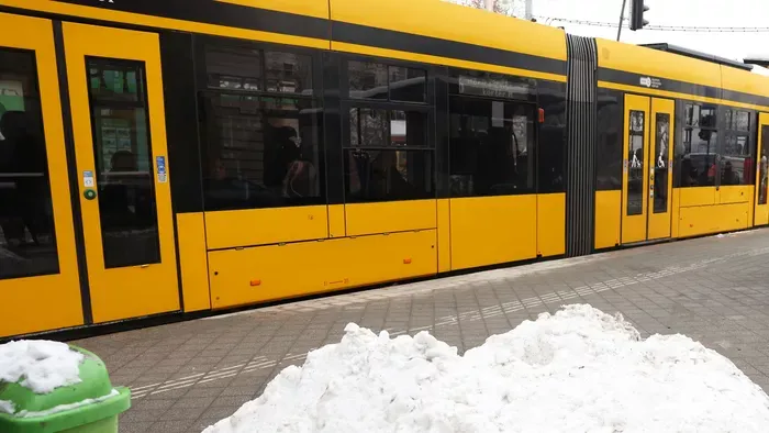 Villamoson lett rosszul az idős nő, utasok mentették meg