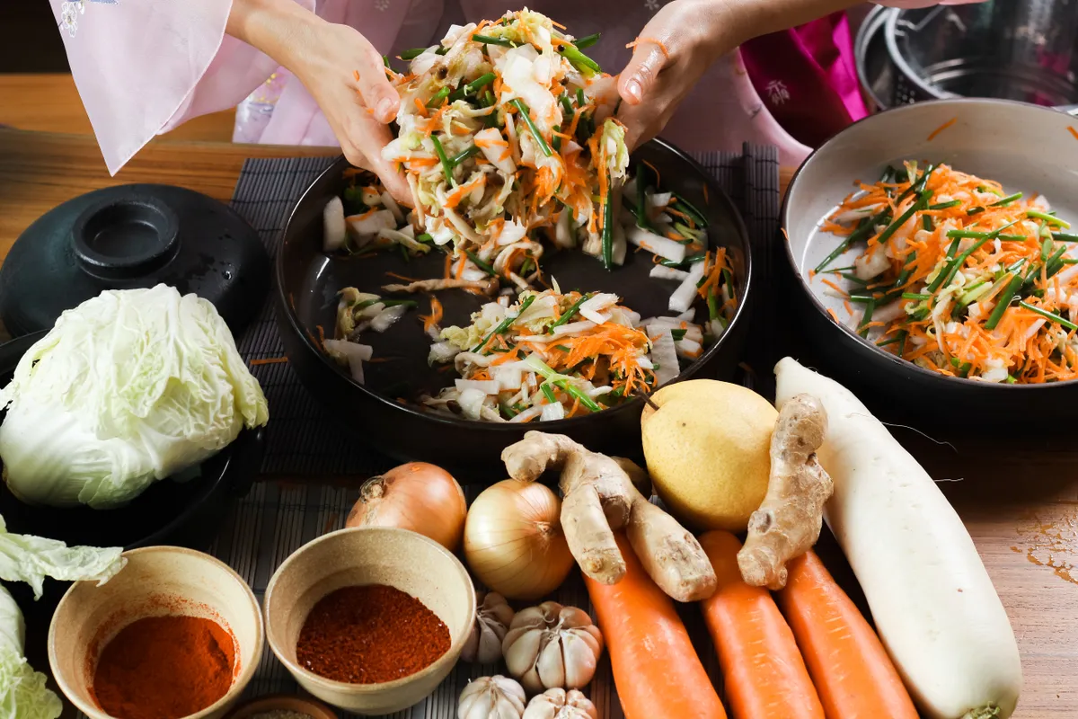 Dolgozd össze a besózott zöldségeket a fűszerekkel.