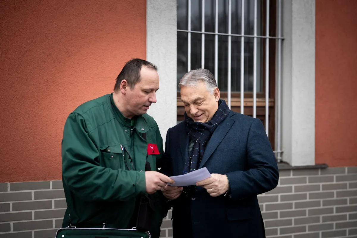 Orbán Viktor: Az első nemzeti petíció sikeresen kézbesítve