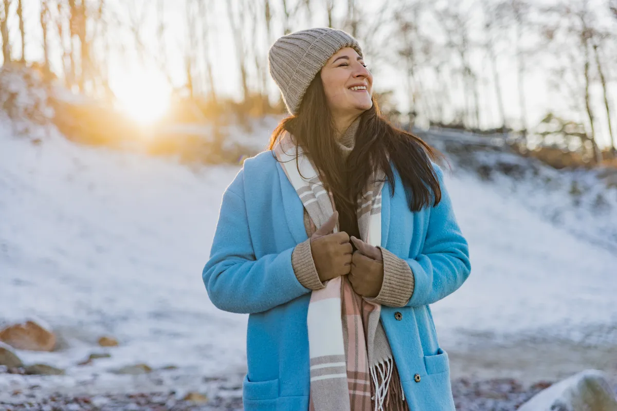 Stílusos téli szettet viselő középkorú nő.