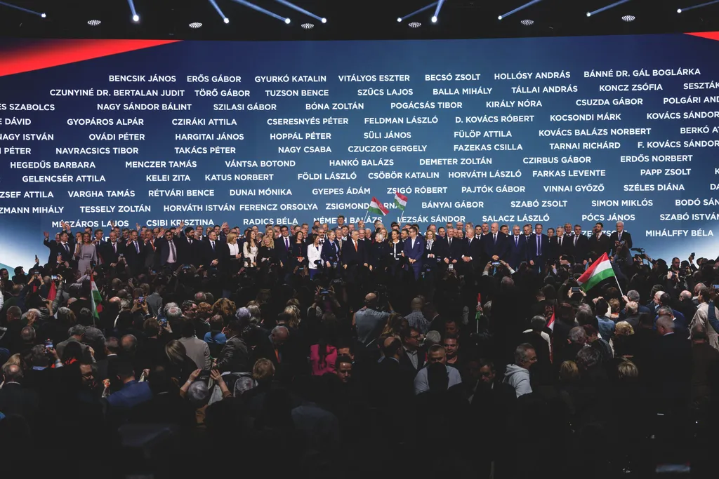 Orbán Viktor
2026_01_10
Budapest
fidesz kongresszus szelfi   vége